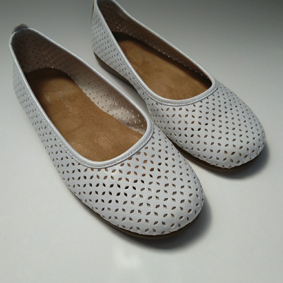 aerosoles white flats